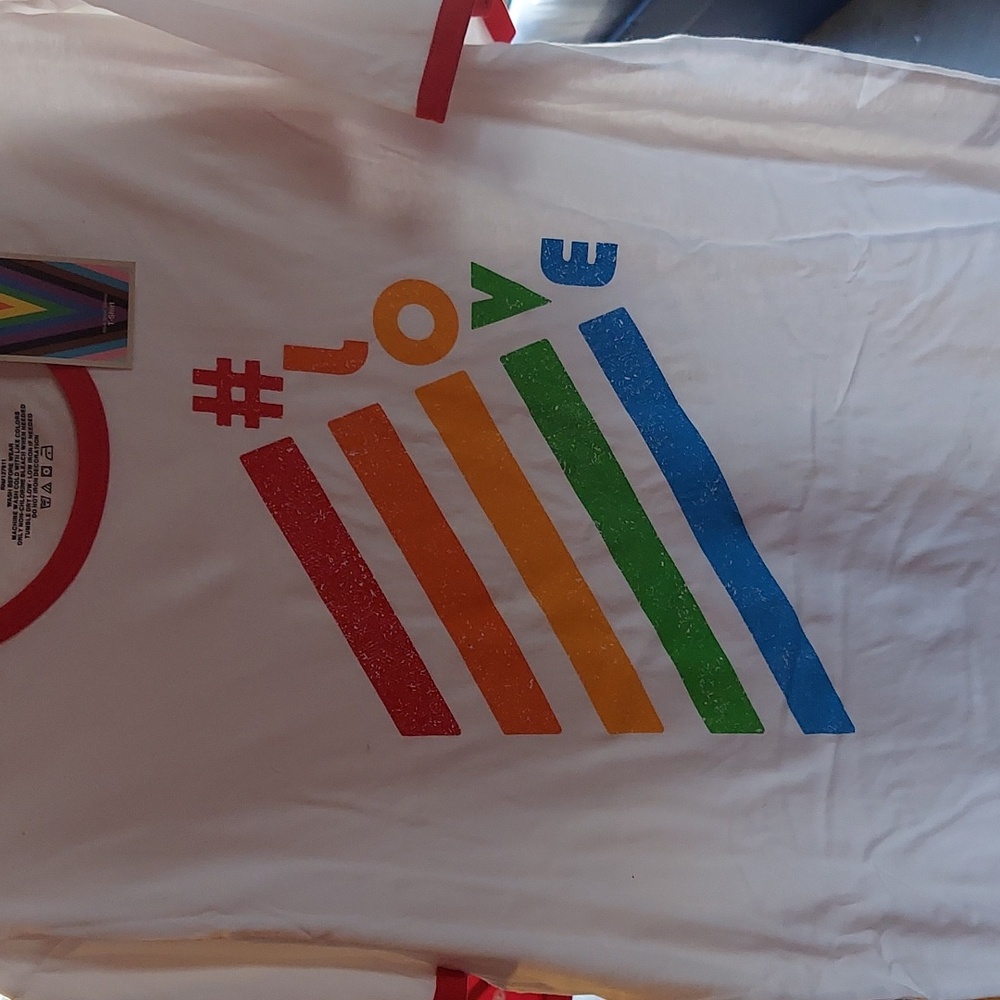 Nwt mens pride tee